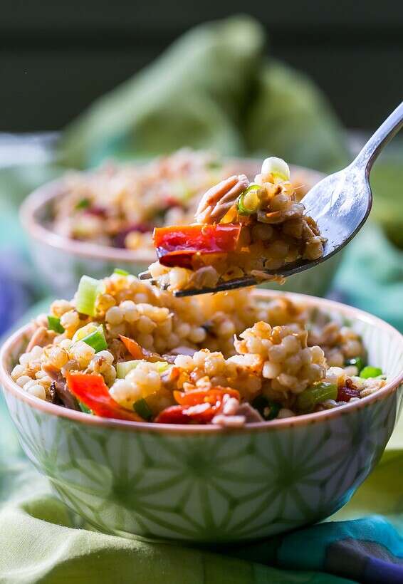 חייבים לקחת עוד ביס. פתיתים בטונה וסחוג // צילום: איתיאל ציון